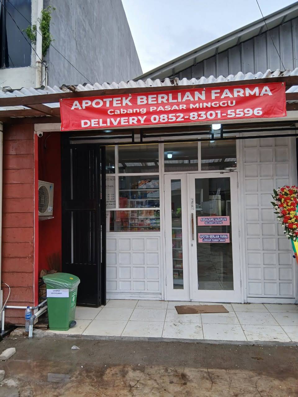 Tampak depan Apotek Berlian Farma Pasar Minggu di Jalan Raya Ragunan